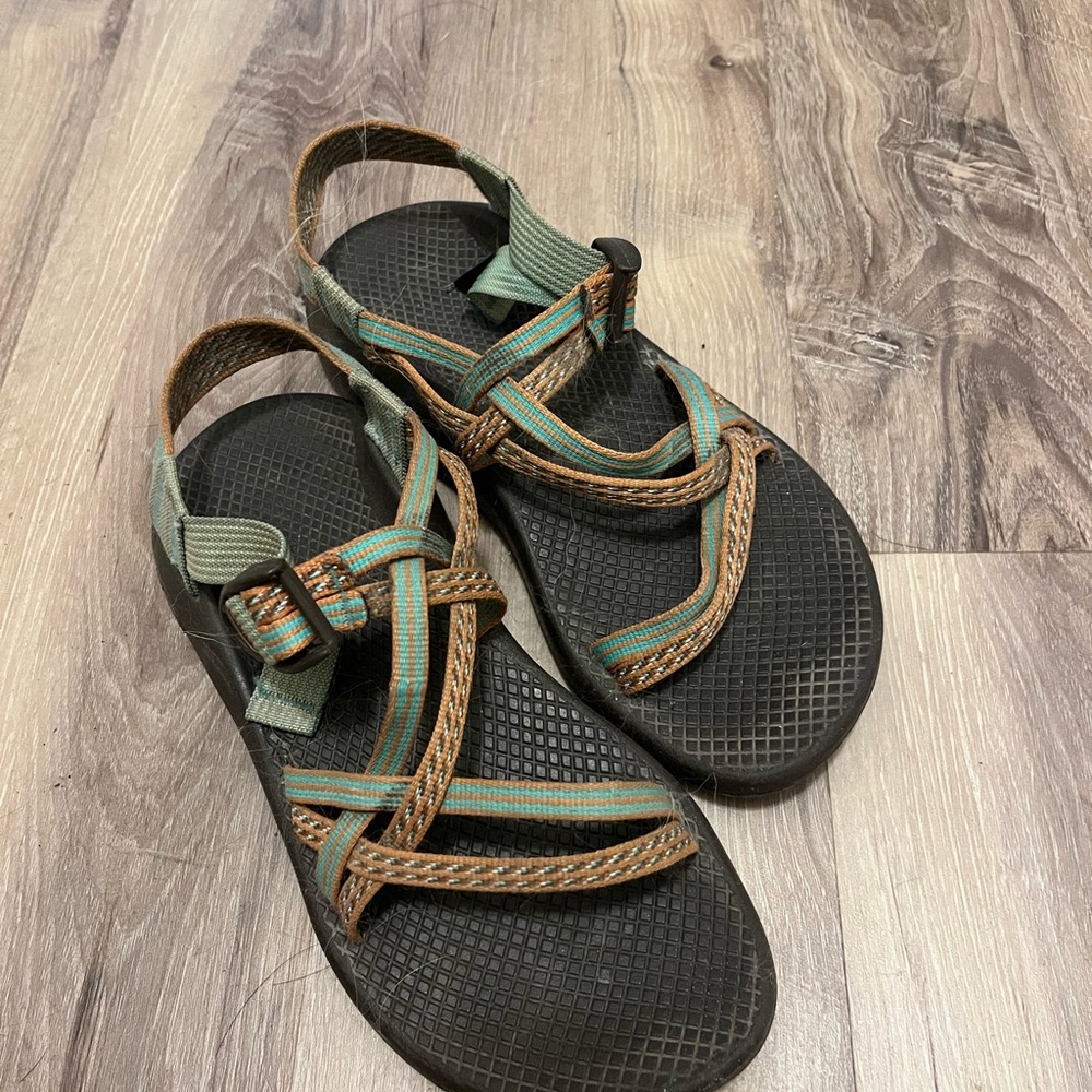 strappy chacos without toe strap